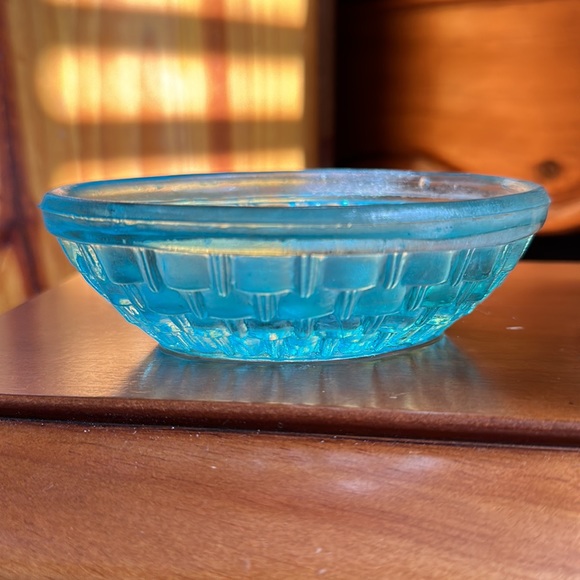 Blue glass bunny vintage box teal blue Easter spring antique cut pressed glass - Picture 4 of 15